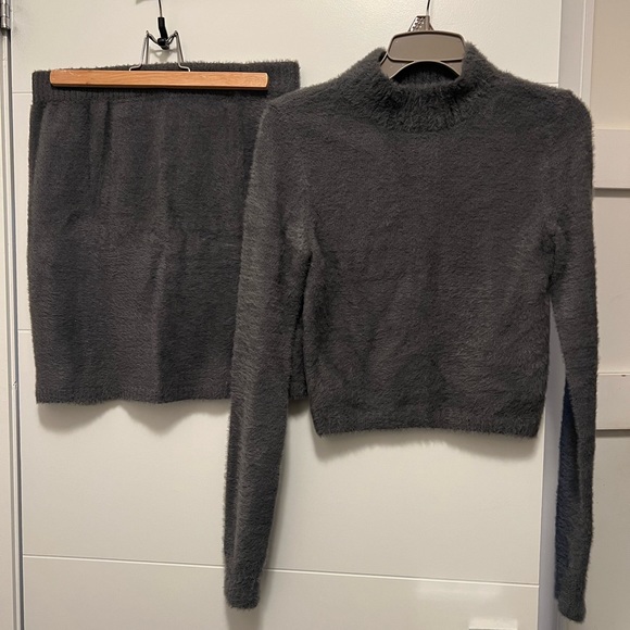 Hollister Top and skirt combo - Picture 1 of 5